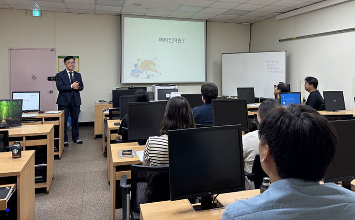 [정선=뉴시스] 정선아리랑문화재단이 지난 20일 아리랑박물관 교육장에서 실시한 분야별 직무 전문 교육. (사진=정선군 제공) 2025.08.26. photo@newsis.com *재판매 및 DB 금지