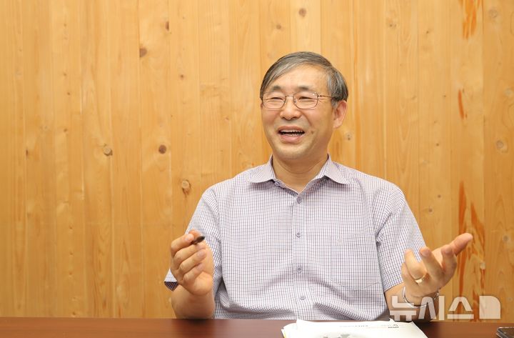 [전주=뉴시스]윤난슬 기자 = 전북대는 이학교(사진) 동물생명공학과 교수 연구팀이 소의 체중과 출하 연령 등 기본 데이터만으로 탄소배출량을 산정할 수 있는 'K-모델'을 개발했다고 26일 밝혔다. (사진=전북대 제공) photo@newsis.com