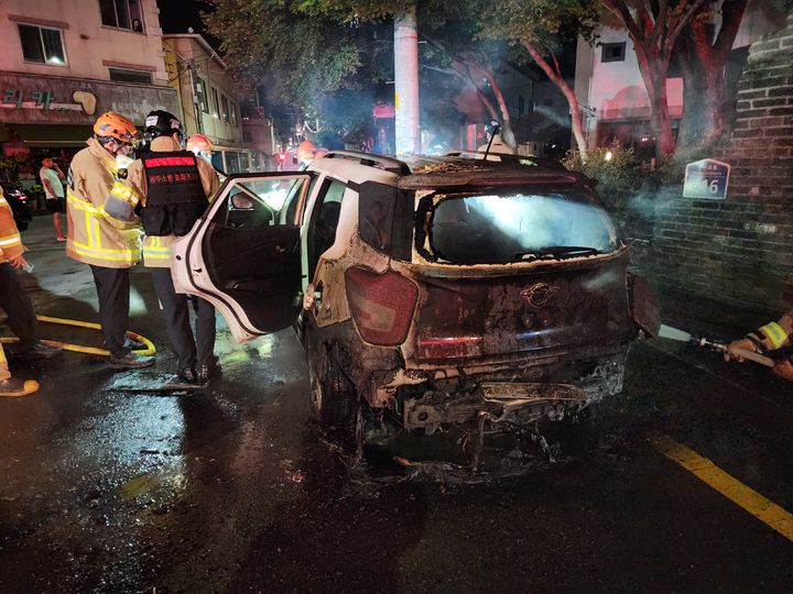 [광주=뉴시스] 21일 오전 광주 남구 양림동에서 방화로 인한 차량 화재가 발생해 소방당국이 감식을 진행하고 있다. (사진=광주 남부소방 제공) 2025.08.26. photo@newsis.com *재판매 및 DB 금지