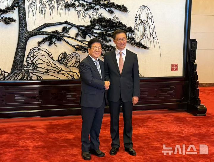 [베이징=뉴시스] 베이징특파원 공동취재단 = 중국을 방문 중인 이재명 대통령 특사단이 26일 오전 베이징 인민대회당에서 한정 국가부주석과 면담했다. 이날 박병석 전 국회의장(왼쪽)과 한 부주석이 만나 기념촬영을 하고 있다. 2025.08.26 photo@newsis.com