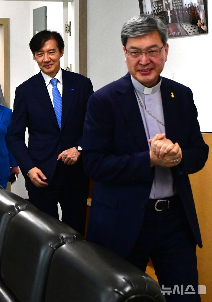 [광주=뉴시스] 이현행 기자 = 옥현진 대주교가 26일 광주 서구 쌍촌동 천주교광주대교구청에서 조국 조국혁신당 혁신정책연구원장을 자리로 안내하고 있다. 2025.08.26. lhh@newsis.com