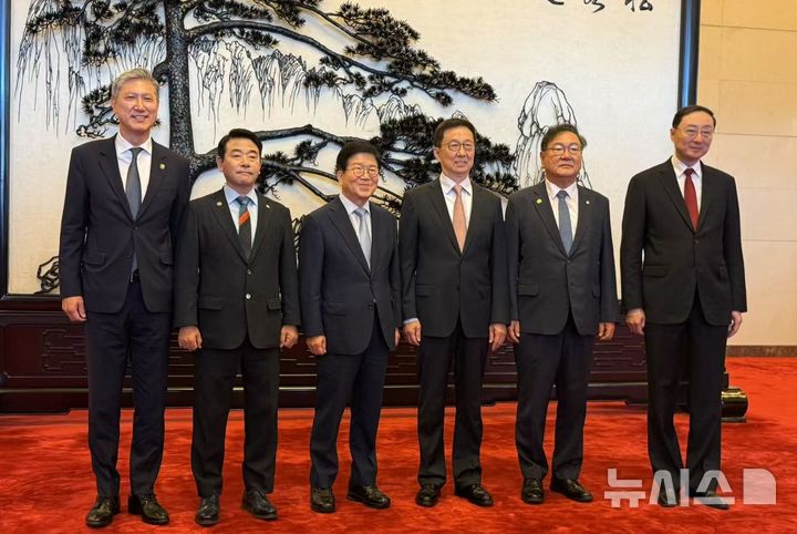 [베이징=뉴시스] 베이징특파원 공동취재단 = 중국을 방문 중인 이재명 대통령 특사단이 26일 오전 베이징 인민대회당에서 한정 국가부주석(왼쪽에서 네 번째)과 면담했다. 이날 면담에서 특사단과 한 부주석이 기념촬영을 하고 있다. 2025.08.26 photo@newsis.com