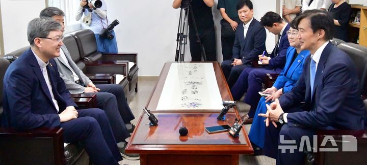 [광주=뉴시스] 이현행 기자 = 조국 조국혁신당 혁신정책연구원장(오른쪽)이 26일 광주 서구 쌍촌동 천주교광주대교구청에서 옥현진 대주교(왼쪽)를 예방하며 발언하고 있다. 2025.08.26. lhh@newsis.com