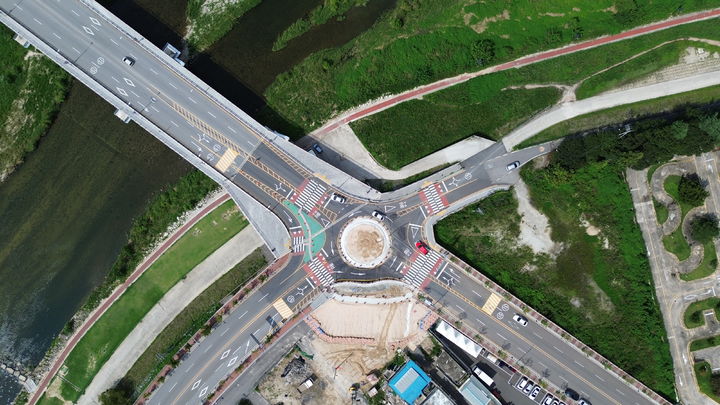 [거창=뉴시스] 한들대교 남단 회전교차로 현장사진 (사진=거창군 제공) 2025. 08. 26. photo@newsis.com *재판매 및 DB 금지