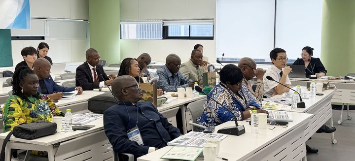 [서울=뉴시스] 한국임업진흥원 관계자가 콩고민주공화국 산림분야 고위공무원, 시민단체 등을 대상으로 'K-산림정보기술'을 소개하고 있다.(사진=한국임업진흥원 제공) *재판매 및 DB 금지