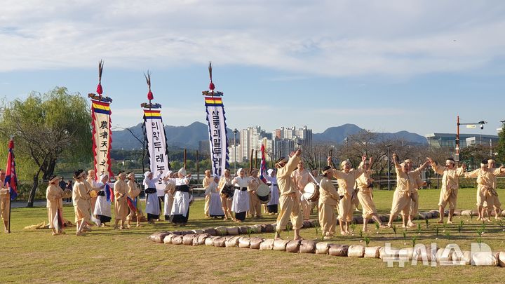 [의왕=뉴시스] 의왕 두레 농악 현장. (사진=의왕시 제공).2025.08.26. photo@newsis.com *재판매 및 DB 금지