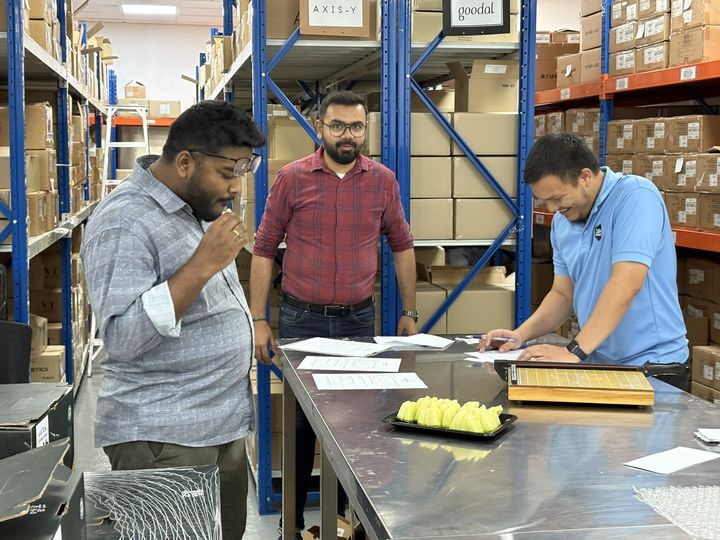 [세종=뉴시스] 농촌진흥청은 26일 온도와 공기 조성을 조절하는 '시에이(CA·Controlled Atmosphere) 선박 기술'을 적용해, 한 달간의 수송 기간에도 멜론과 수박을 신선한 상태로 두바이에 시범 수출했다고 밝혔다. 사진은 한국산 멜론과 수박이 두바이 현지에서 품질 및 선호도 조사가 이뤄지는 모습. (사진=농진청 제공) 2025.08.26. photo@newsis.com *재판매 및 DB 금지