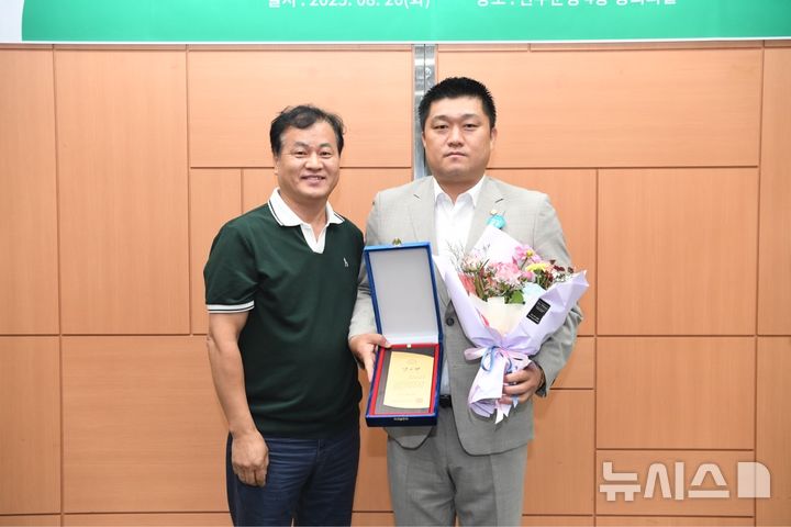 [완주=뉴시스] 최광호 완주군의원(오른쪽)이 26일 화재 피해 다문화가정 지원 공로 감사패를 수상하고 있다. 2025.08.26 (사진= 완주군의회 제공) *재판매 및 DB 금지