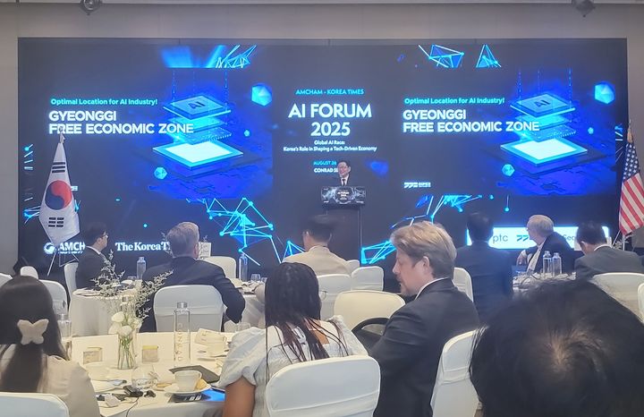 [수원=뉴시스] 김능식 경기경제자유구역청장이 26일 서울 콘래드호텔에서 열린 'AI 세미나·투자설명회'에서 인사말을 하고 있다. (사진=경기경제청 제공) 2025.08.26. photo@newsis.com *재판매 및 DB 금지