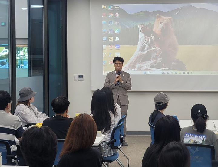 [양산=뉴시스] 김신호 부시장이 청년센터 청담을 방문해 청년들과 소통하는 시간을 가졌다. (사진=양산시 제공) 2025.08.26. photo@newsis.com *재판매 및 DB 금지