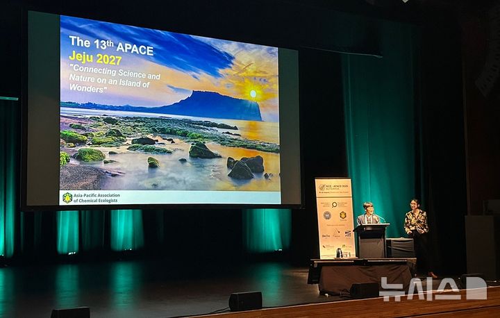 [제주=뉴시스] 제주관광공사가 지난 22일 뉴질랜드 크라이스트처치에서 열린 국제화학생태학회(ISCE)-아시아태평양화학생태학회(APACE) 공동 학술대회에 참가해 발표하고 있다. (사진=제주관광공사 제공) 2025.08.26. photo@newsis.com *재판매 및 DB 금지