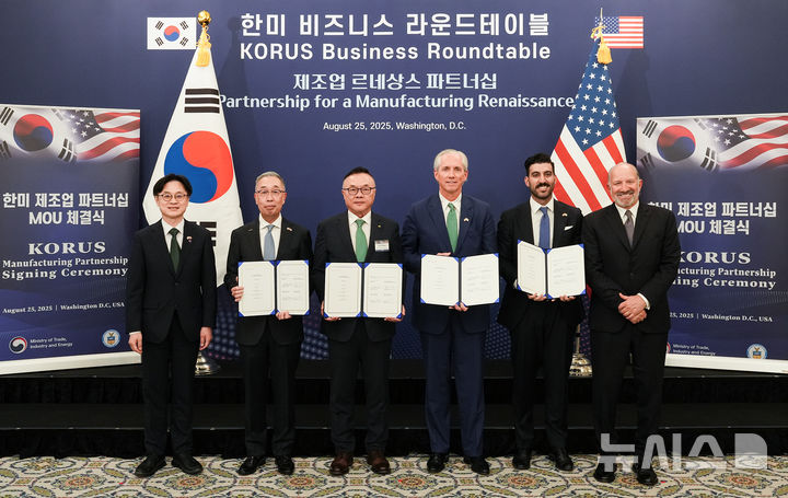 [서울=뉴시스]25일(현지시간) 미국 워싱턴 D.C.에서 '한미 비즈니스 라운드 테이블' 직후 진행된 소형모듈원전(SMR) 사업협력을 위한 양해각서(MOU) 체결식에서 참석자들이 기념촬영을 하고 있다. 왼쪽부터 김정관 산업통상자원부 장관, 박지원 두산에너빌리티 회장, 황주호 한수원 사장, 클레이 셀 엑스-에너지 CEO, 레이 포코우리 AWS 에너지정책 관리자, 하워드 러트닉 미국 상무부 장관. (사진=두산에너빌리티 제공) 2025.8.26. photo@newsis.com
