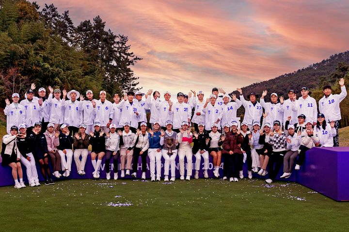 [서울=뉴시스] 지난해 '위믹스 챔피언십 2024'에 출전한 24명의 선수와 캐디. 2025.08.26. (사진=위메이드 제공) *재판매 및 DB 금지