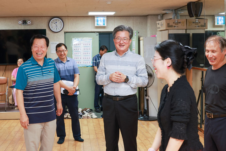 [대전=뉴시스] 조명휘 기자 = 정용래 대전 유성구청장이 26일 노은2동 주민자치프로그램 교육 현장을 찾아 주민과 대화하고 있다. (사진= 유성구 제공) 2025.08.26. photo@newsis.com *재판매 및 DB 금지