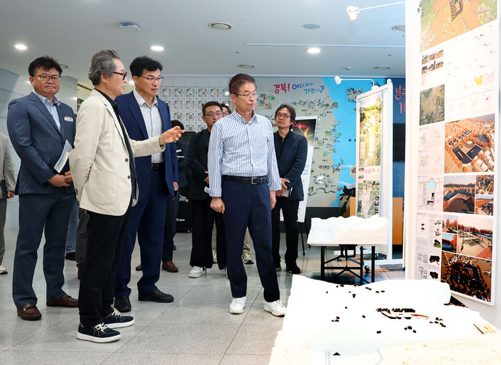 [안동=뉴시스] 26일 경북도청 본관 1층에서 이철우 지사와 도청 간부들이 '산불피해 마을 재창조 기본구상 전시회'를 둘러보고 있다. (사진=경북도 제공) 2025.08.26. photo@newsis.com *재판매 및 DB 금지