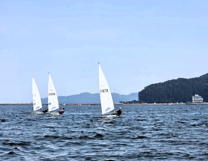 [거제=뉴시스] 요트 국가대표 등 선수들이 거제해양레포츠센터를 거점으로 구슬땀을 흘리며 마지막 담금질에 들어갔다. (사진=거제해양관광개발공사 제공) 2025.08.26. photo@newsis.com *재판매 및 DB 금지