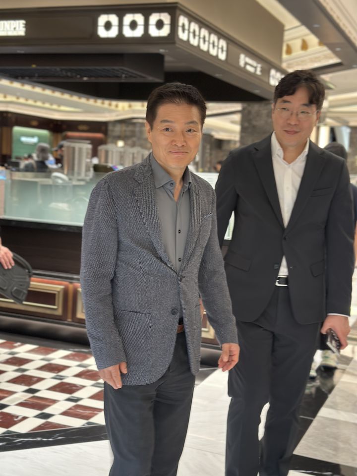 [서울=뉴시스] 이혜원 기자 = 박주형 신세계 대표이사 겸 신세계센트럴시티 대표이사가 26일 서울 신세계백화점 강남점 프리미엄 델리 전문관을 방문했다. *재판매 및 DB 금지