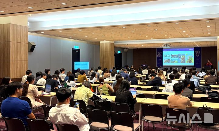 [포항=뉴시스] 송종욱 기자 = 한동대는 지난 25~26일 이틀간 서울 코엑스에서 열린 '제2회 대한민국 사회적 가치 페스타'에서 '청년 in 로컬 : 청년과 로컬의 동반성장 구조 만들기' 세션을 성황리에 개최했다. 사진은 '2025 대한민국 사회적 가치 페스타'에서 김은래 노다지마을 대표가 '월급 받는 농촌 마을' 성공 모델과 관련해 발표하는 모습. (사진=한동대 제공) 2025.08.26. photo@newsis.com