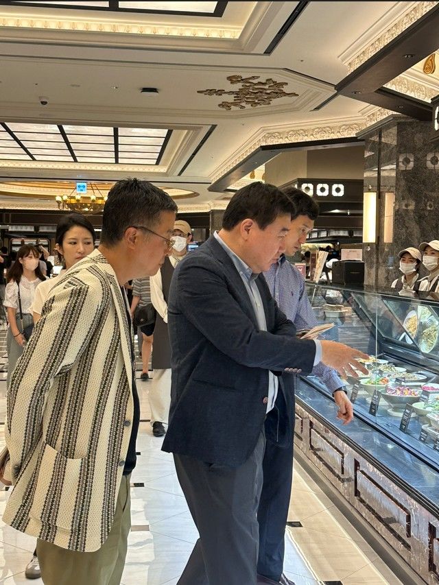 [서울=뉴시스] 이혜원 기자 = 강승협 신세계푸드 대표이사가 26일 서울 신세계백화점 강남점 프리미엄 델리 전문관을 방문했다. *재판매 및 DB 금지