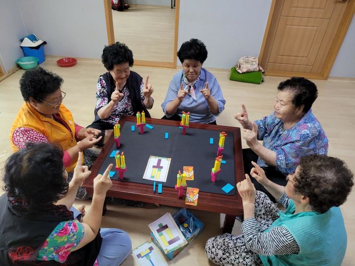 [밀양=뉴시스] 삼랑진읍 상부동 경로당에서 어르신들이 시니어 보드게임에 참여하고 있다. (사진=밀양시 제공) 2025.08.27. photo@newsis.com *재판매 및 DB 금지