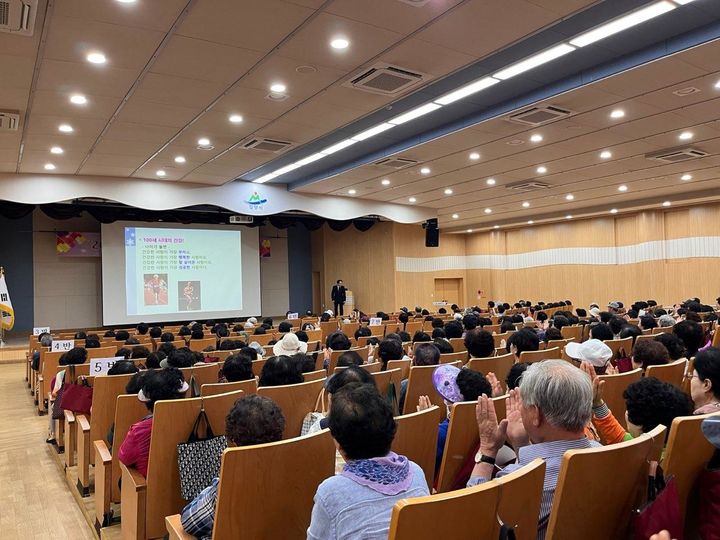 [밀양=뉴시스] 지난 5월 100세 시대, 100세 건강을 주제로 진행된 밀양시 노인대학을 운영하고 있다. (사진=밀양시 제공) 2025.08.27. photo@newsis.com *재판매 및 DB 금지