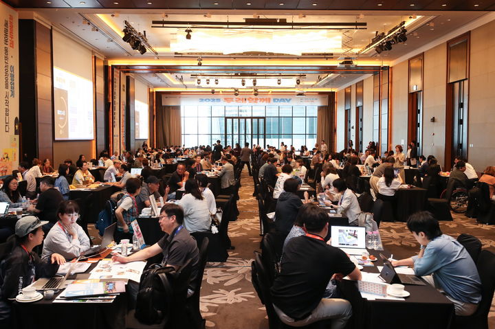 25일 서울 영등포구 국제금융로 콘래드 서울 호텔에서 거행한 '2025 두레 함께 데이'의 1대 1 상담 모습 *재판매 및 DB 금지