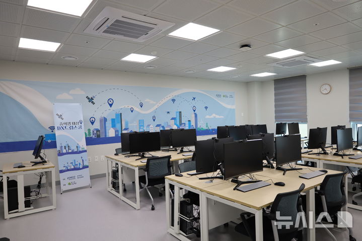 [성남=뉴시스] 포스코 나눔재단에서 후원한 컴퓨터가 설치된 위례어울림종합사회복지관 (사진=성남시 제공) 2025.08.26.photo@newsis.com