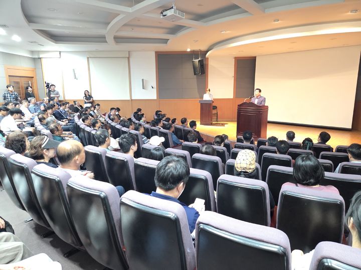 [양산=뉴시스] 양산 사송하이패스 IC 주민설명회에 참석한 나동연 시장이 인사말을 하고 있다. (사진=양산시 제공) 2025.08.26. photo@newsis.com *재판매 및 DB 금지