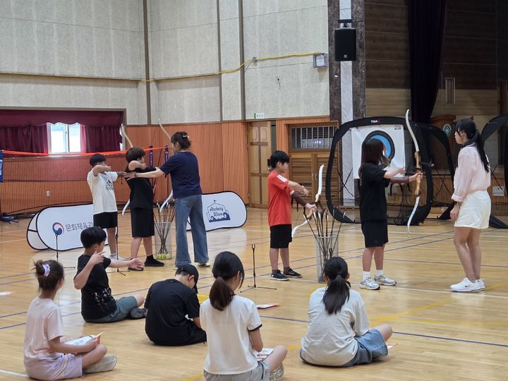 [안산=뉴시스]늘봄 양궁교실에 참여하는 학생들이 25일 매화초등학교 체육관에서 양궁 기초 교육을 받고 있다.(사진=안산교육지원청 제공)2025.08.26.photo@newsis.com *재판매 및 DB 금지