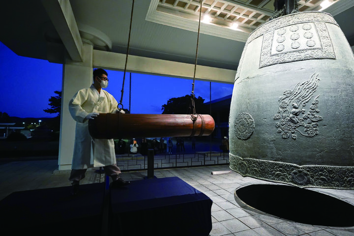 [서울=뉴시스] 국보 성덕대왕신종 타음조사 (사진=국립경주박물관 제공) 2025.08.26. photo@newsis.com *재판매 및 DB 금지