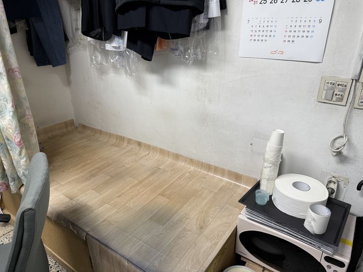 [서울=뉴시스]최예진 인턴기자=서울 은평구 명지대 학생회관 1층 경비실 내 휴게공간. 1평 남짓한 공간에 근로공간과 함께 마련돼있다. 2025.08.26 photo@newsis.com *재판매 및 DB 금지