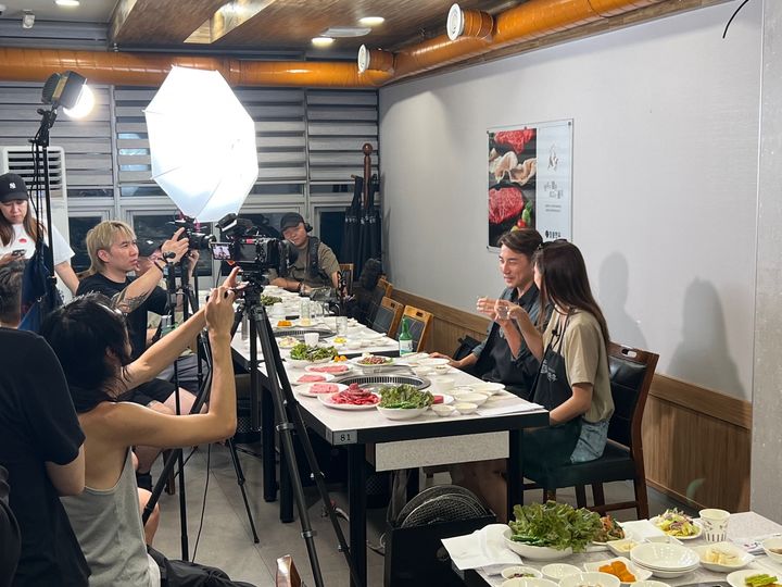 [안동=뉴시스] 홍콩 대표 방송사인 TVB의 한우 유통 취재 장면. (사진=경북도 제공) 2025.08.26. photo@newsis.com *재판매 및 DB 금지