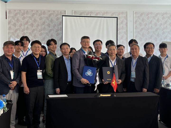 [대전=뉴시스] 협약을 맺은 국립한밭대 건물형태양광산업생태계대응전문인력양성 연구소와 베트남 호치민공과대 관계자들 기념촬영. (사진=국립한밭대 제공) 2025.08.26. photo@newsis.com *재판매 및 DB 금지