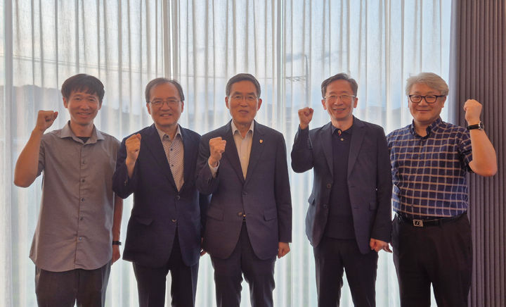 [천안=뉴시스] 간담회가 끝난 이후 참석자들이 기념사진을 찍고 있다.(사진=한국기술대학교 제공)2025.08.26. photo@newsis.com *재판매 및 DB 금지