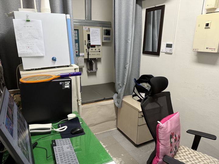 [서울=뉴시스]최예진 인턴기자=서울 은평구 명지대 국제관 1층에 위치한 경비실. 경비실 내 근로 공간과 휴게 공간이 함께 마련돼있다. 2025.08.26 photo@newsis.com *재판매 및 DB 금지
