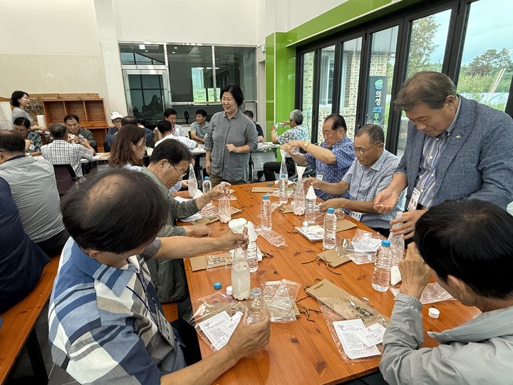 [안동=뉴시스] 영호남의 농촌지도자들이 26일 의성에서 우리술 만들기 체험을 하고 있다. (사진=경북도 제공) 2025.08.26. photo@newsis.com *재판매 및 DB 금지