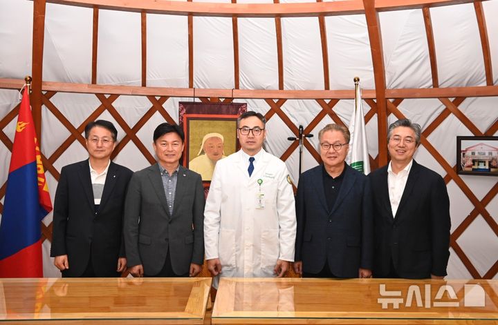 [부천=뉴시스]정일형 기자 = 조용익 부천시장(왼쪽에서 두번째)이 22일 ‘몽골 국립외상센터’를 방문해 주요 병원시설을 살펴보고 관계자와 의료 교류 방안에 대해 논의했다. (사진= 부천시 제공)
