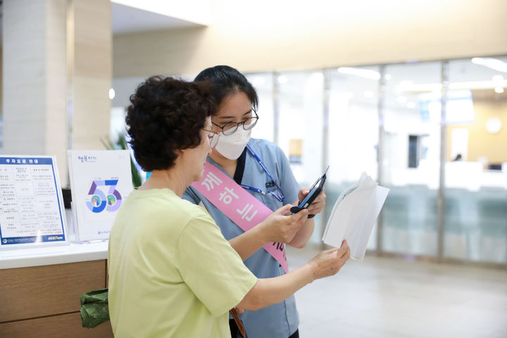 [세종=뉴시스] 세종충남대병원 '첫걸음 동행 서비스' 시행 모습. (사진=세종충남대학교 병원 제공).2025.08.26. photo@newsis.com *재판매 및 DB 금지