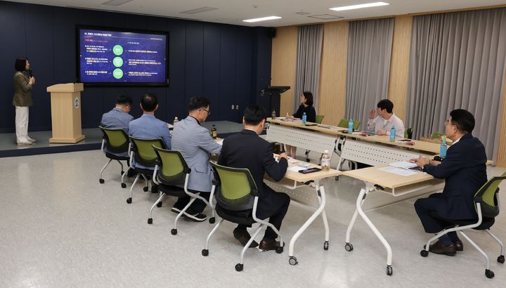 [계룡=뉴시스]계룡시는 병영체험관 세미나실에서 '병영체험관 제2전시실 실감콘텐츠 제작 설치' 중간보고회를 가졌다. 2025. 08. 26 photo@newsis.com *재판매 및 DB 금지