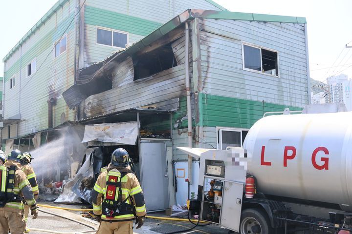 [부산=뉴시스] 26일 오후 부산 사상구의 한 제조 공장에서 폭발로 추정되는 화재가 발생했다. (사진=부산소방재난본부 제공) 2025.08.26. photo@newsis.com *재판매 및 DB 금지