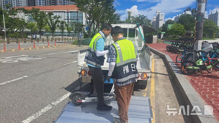 [부천=뉴시스] 정일형 기자 = 견인기동반이 무단 방치 PM을 견인하고 있는 모습. (사진=부천시 제공)