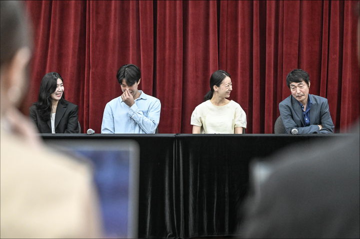 26일 세종문화회관에서 열린 연극 '퉁소소리' 라운드 인터뷰에 참석한 최나라(왼쪽부터), 박영민, 정새별, 고선웅 서울시극단장. (사진=세종문화회관 제공) *재판매 및 DB 금지