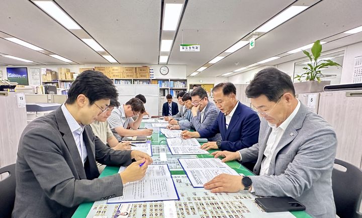 권익현 부안군수(오른쪽)이 우정훈 국토부 철도정책과장에게 국가철도망 반영을 건의하고 있다.(사진=부안군 제공) *재판매 및 DB 금지