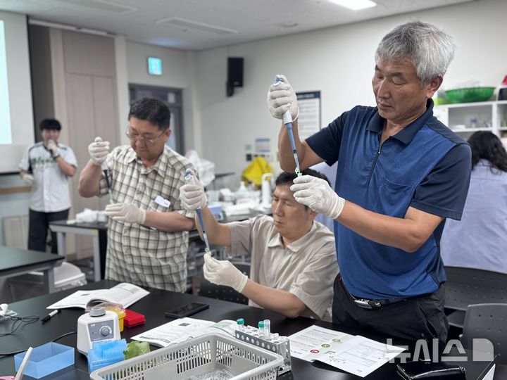 [김제=뉴시스] '2025년 바이오 진로교육 역량강화 교원연수' 참가자들이 전문 과학기자재를 사용해 식물세포에서 DNA 추출하고 있다. 2025.08.26 (사진=한국청소년활동진흥원 제공) *재판매 및 DB 금지