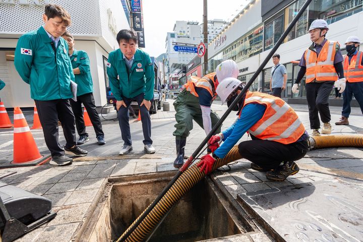 [부산=뉴시스] 부산 부산진구는 부산환경공단과 함께 서면 일원의 하수관로 준설 작업을 진행하고 있다. (사진=부산진구 제공) 2025.08.26. photo@newsis.com *재판매 및 DB 금지