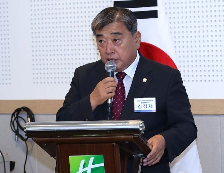 [서천=뉴시스] 조명휘 기자 = 김경제 충남 서천군의회 의장이 26일 대한민국시군자치구의회의장협의회에 참석해 '지역 치안 강화를 위한 유휴 국가재산 활용 건의안'을 발의하고 있다. (사진= 서천군의회 제공) 2025.08.26. photo@newsis.com *재판매 및 DB 금지