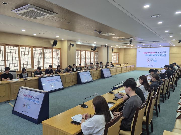 [울산=뉴시스] 26일 울산 남구청 회의실에서 기술직 공무원들을 대상으로 '시설공사 설계변경 최소화 제도 개선 방안'이라는 주제로 실무교육이 진행되고 있다. (사진=울산 남구 제공) 2025.08.26. photo@newsis.com *재판매 및 DB 금지