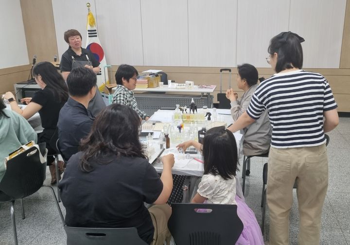 [거창=뉴시스] 거창창포원 가을 정원 체험 프로그램. (사진=거창군 제공) 2025.08.26. photo@newsis.com&nbsp; *재판매 및 DB 금지