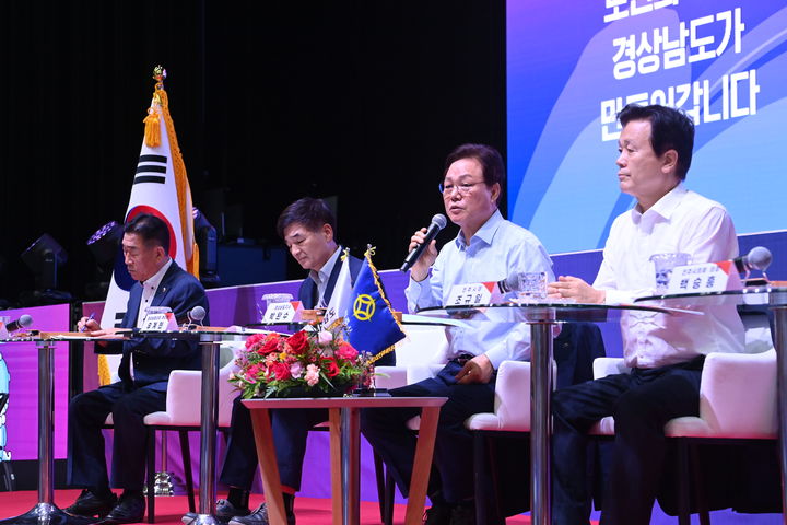 [진주=뉴시스] 박완수 경남도지사 상생토크. (사진=진주시 제공) 2025.08.26. photo@newsis.com *재판매 및 DB 금지