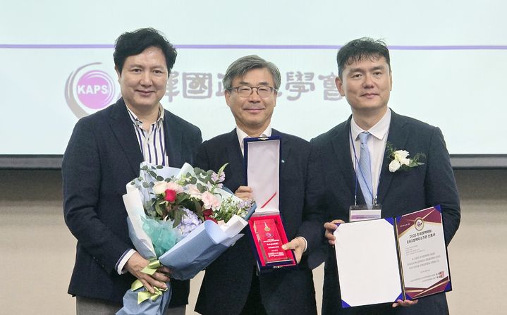 [대전=뉴시스] 남태헌(가운데) 산림복지진흥원장이 26일 한국 ESG 혁신정책 대상 시상식서 환경부문 우수상을 수상한 뒤 김태영(왼쪽 첫째) ESG정책위원회 위원장, 박형준 한국정책학회 회장과 기념촬영을 하고 있다.(사진=한국산림복지진흥원 제공) *재판매 및 DB 금지